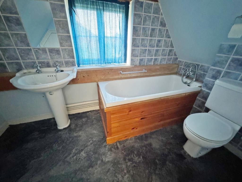 Lot: 86 - DETACHED PERIOD HOUSE FOR IMPROVEMENT ON QUARTER ACRE PLOT - Bathroom